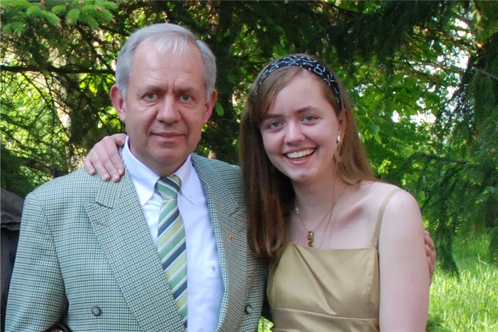Ein Bild aus glücklichen Zeiten: mein Vater und ich am Tag der Silberhochzeit meiner Eltern.