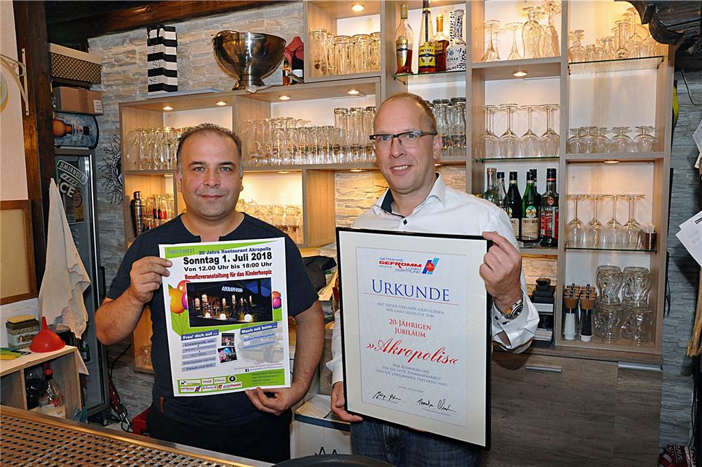 Ali Karakaya muss das Akropolis in Lünen schließen: „Tut in der Seele weh“ Ein Bild aus guten Tagen: Ali Karakaya (l.) feiert mit seinem Restaurant „Akropolis" den 20. Geburtstag. Thorsten Lachmann gratuliert ihm dafür im Namen der Firma Gefromm.