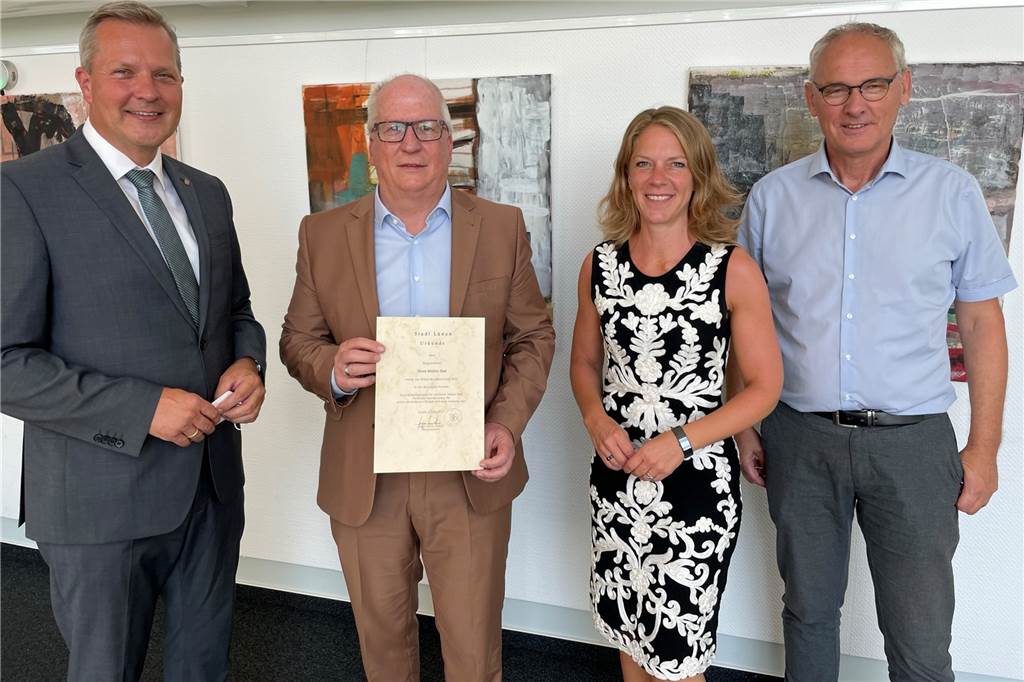 Lünens Bürgermeister über „Erschöpfung“, „Stammtischparolen“ und „falsche Gerüchte“ Ein Bild aus längst vergangenen Tagen: Bürgermeister Jürgen Kleine-Frauns (l.) und die Beigeordneten Bettina Brennenstuhl und Arnold Reeker (r.) verabschiedeten Horst Müller-Baß Anfang August in den Vorruhestand. Seit Oktober steht auch Bettina Brennenstuhl nicht mehr in Diensten der Stadt Lünen.