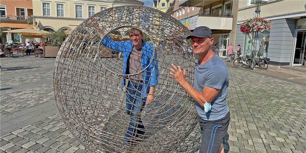 Politiker in Kriegszeiten: Michael Sacher über Krise und Klima Ein Bild aus Michael Sachers junger Vergangenheit als Vizebürgermeister: Er kletterte 2021 in die Drahtkugel des Klimaaktivisten Arnd Drossel, um dessen Kampagne zu unterstützen. Der Unnaer Politiker dürfte 2021 nicht geahnt haben, dass er sich nun auch mit Kriegsfragen beschäftigen muss.