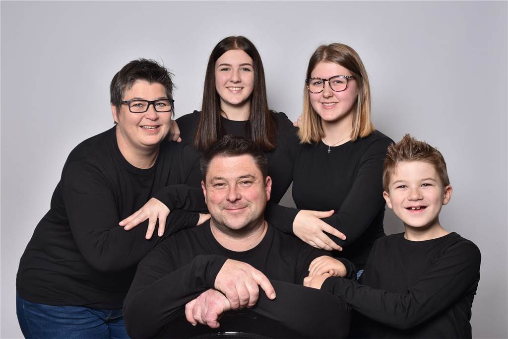 Dortmunder Familie verzweifelt: Tumor reißt 45-Jährigen aus dem Leben Ein Bild aus noch glücklichen Tagen zeigt Familie Vernholz mit Ehemann und Vater Christian.