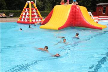 Ein Bild aus scheinbar längst vergessenen Tagen. Zuletzt geöffnet war das Freibad Brambauer im Jahr 2019. Danach war wegen Corona erstmal Schluss. 