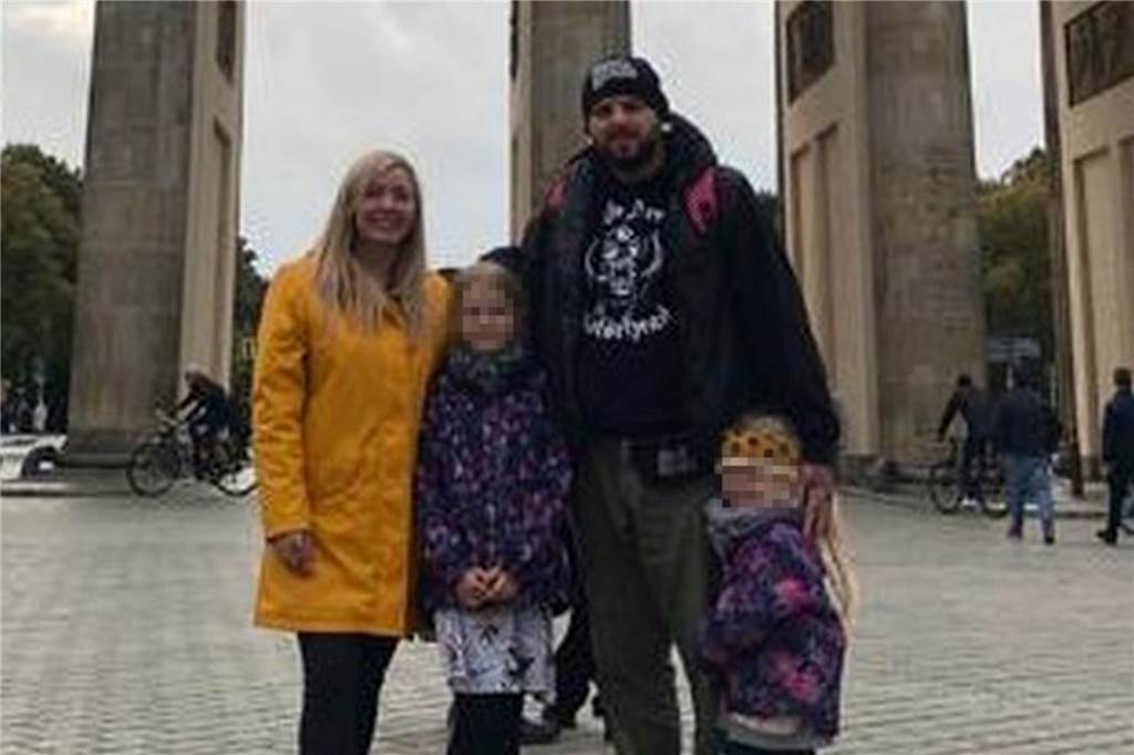 Unfallopfer wieder zu Hause: „Innerhalb einer Sekunde ist alles anders" Eine Familie mit zwei Mädchen posiert für ein Foto vor dem Brandenburger Tor.