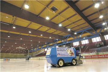 Ein Bild aus vergangenen Tagen, in denen in der Eissporthalle am Ligusterweg noch Eissport möglich war. 2018 hat der der Rat der Stadt Unna den Abrissbeschluss gefasst, den die Bürger allerdings mit einem eigenen Votum aufhoben.  