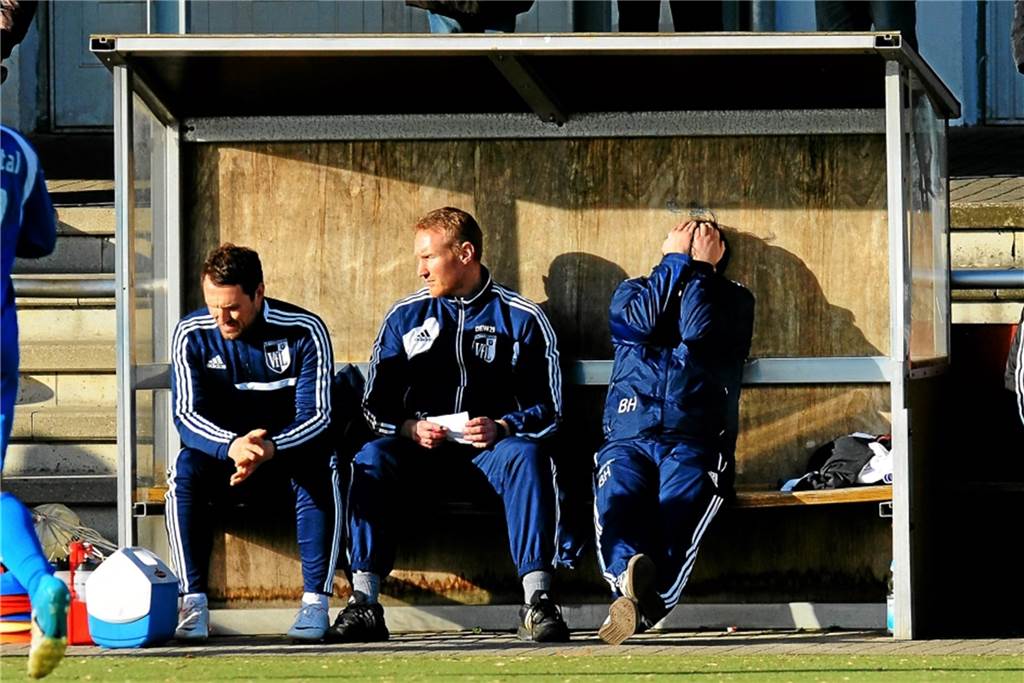 Der VfL Schwerte läuft in der Liga zwei alten Weggefährten hinterher Ein Bild aus vergangenen Zeiten auf der Trainerbank beim VfL Schwerte: Andreas Feiler (Mitte) und David Ringel (li.) schauen mit Schrecken zu. Benjamin Hartlieb schlägt voller Entsetzen die Hände vor sein Gesicht.