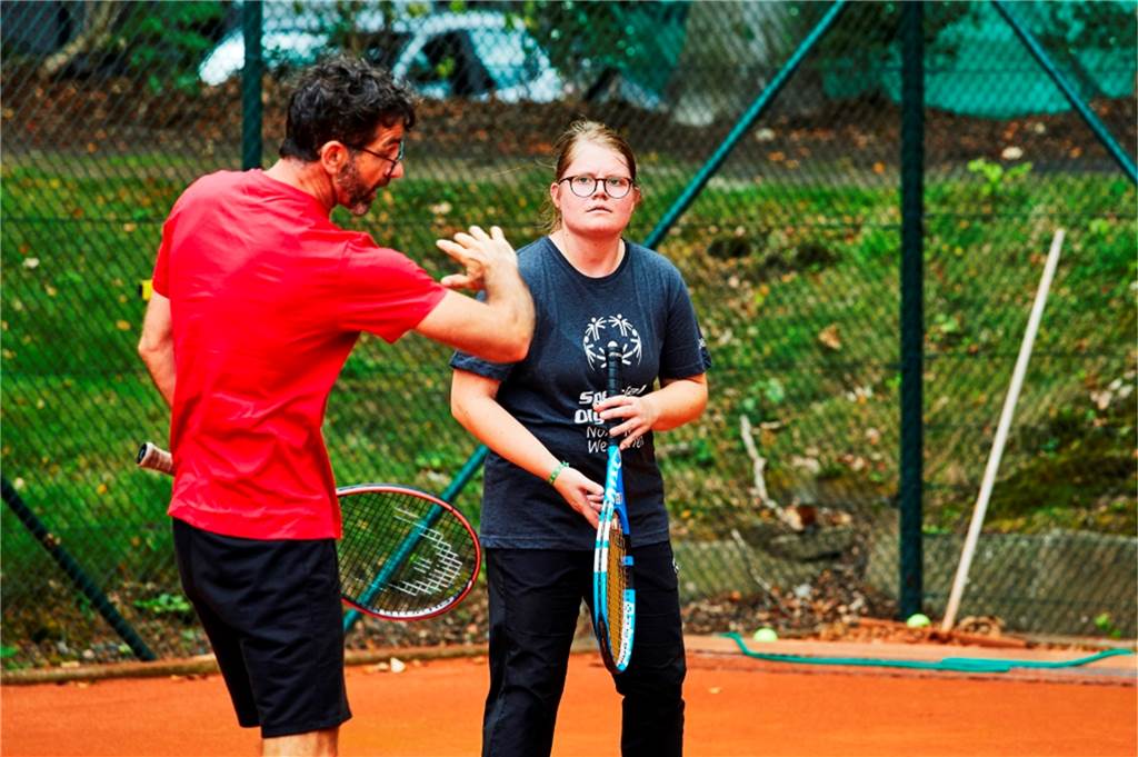 Wie schwer ist es eigentlich für den Behindertensport in der Corona-Zeit? Ein Bild aus Vor-Corona-Zeiten: Tennis-Athletentraining mit dem French-Open Gewinner im Doppel, Andreas Mies, und Sophie Rensmann.