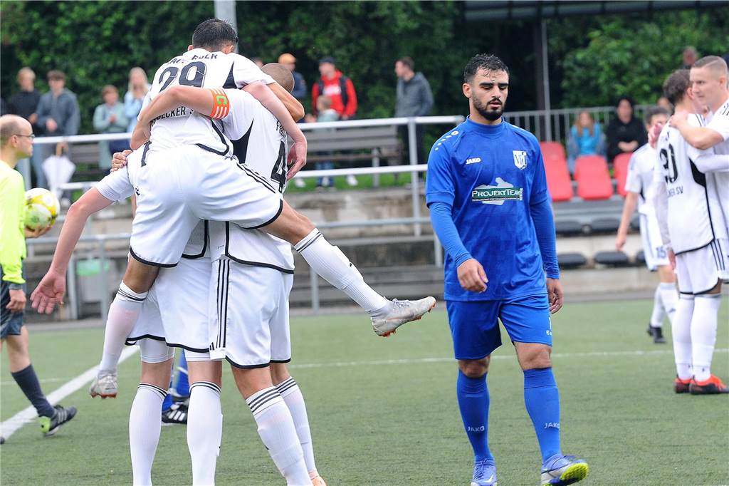 Ein Bild, das Bände spricht: Der Geisecker SV bejubelt einen seiner drei Treffer, während VfL-Spieler Mohammed Ibrahem enttäuscht ist.