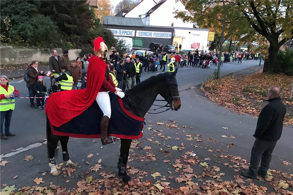 St. Martin: In katholischen Kitas feiern die Eltern dieses Jahr nicht mit Ein Bild, das es dieses Jahr nicht geben wird: Im November 2019 liefen um die 300 Kinder, Erzieher, Eltern und Großeltern beim Martinsumzug zweier Kitas durch Frohlinde.