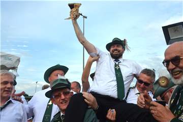 Ein Bild, das heute so nicht vorstellbar wäre: Nach seinem Königsschuss ließ sich König Heino Albrink auf den Schultern tragen.