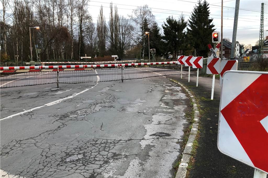 Kreisverkehr im Husener Zentrum? Das sagt die Stadt Ein Bild, das Husener kennen und fürchten: die heruntergelassene Schranke am Bahnübergang Husener Straße. Jetzt steht das Jahr 2026 als möglicher Baubeginn für eine Unterführung im Raum