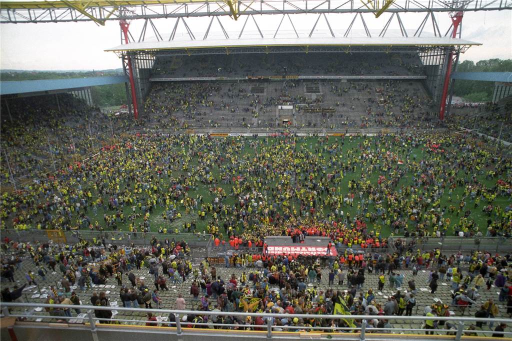 Vor 25 Jahren: Als Michael Zorc die Meisterschale in den Himmel reckte Ein Bild, das in Zeiten von Corona Sehnsüchte weckt: Die BVB-Anhänger feierten die Meisterschaft ausgelassen auf dem Rasen im Westfalenstadion.
