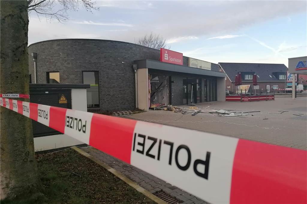 Geldautomat am Breul hält Sprengung stand: Täter müssen ohne Beute fliehen Ein Bild der Verwüstung: Der Geldautomat der Sparkasse am Breul in Stadtlohn nach der Sprengung.