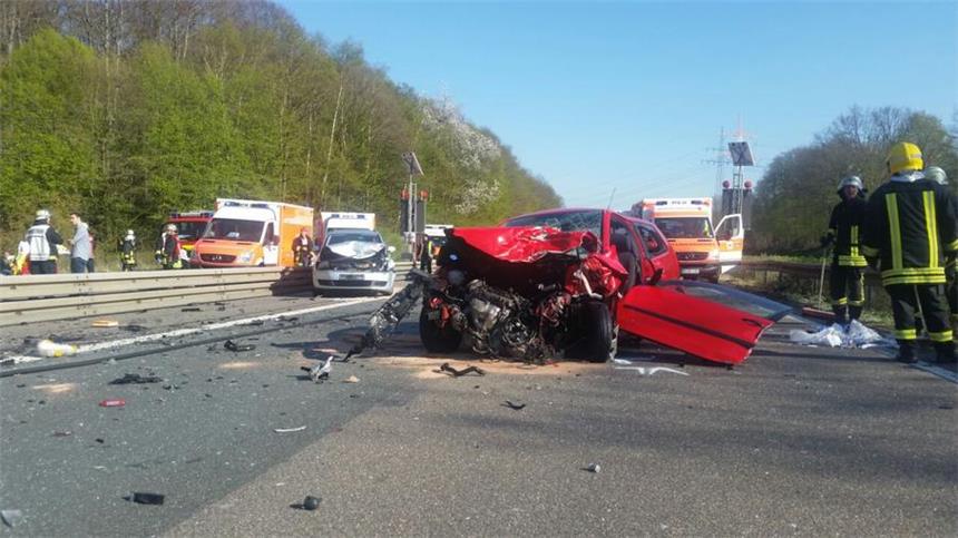 Nach Falschfahrer-Unfall: 73-jährige Verursacherin ist tot Ein Bild der Zerstörung an der Unfallstelle.