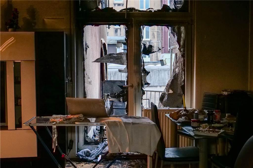 Nach Feuer an Heiligabend: Hakan Saydan rettet Foto seines toten Vaters Eine Wohnung in Recklinghausen nach einem Brand. Die Fenster der Balkontür sind zerstört, der Rahmen teilweise verbrannt.