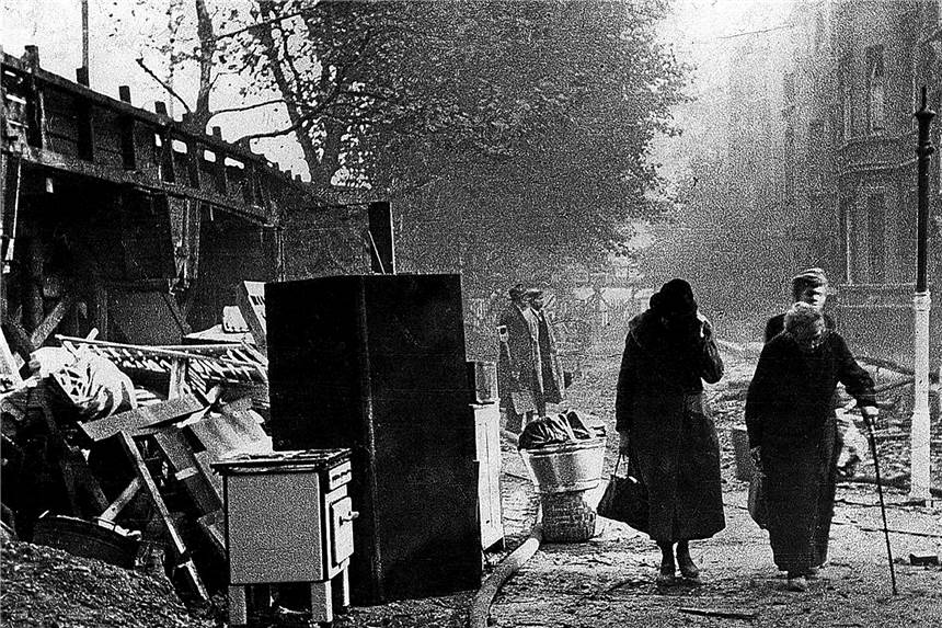 Versöhnungstour 73 Jahre nach Ende des Weltkriegs Ein Bild der Zerstörung: Die Stadt nach den Luftangriffen.