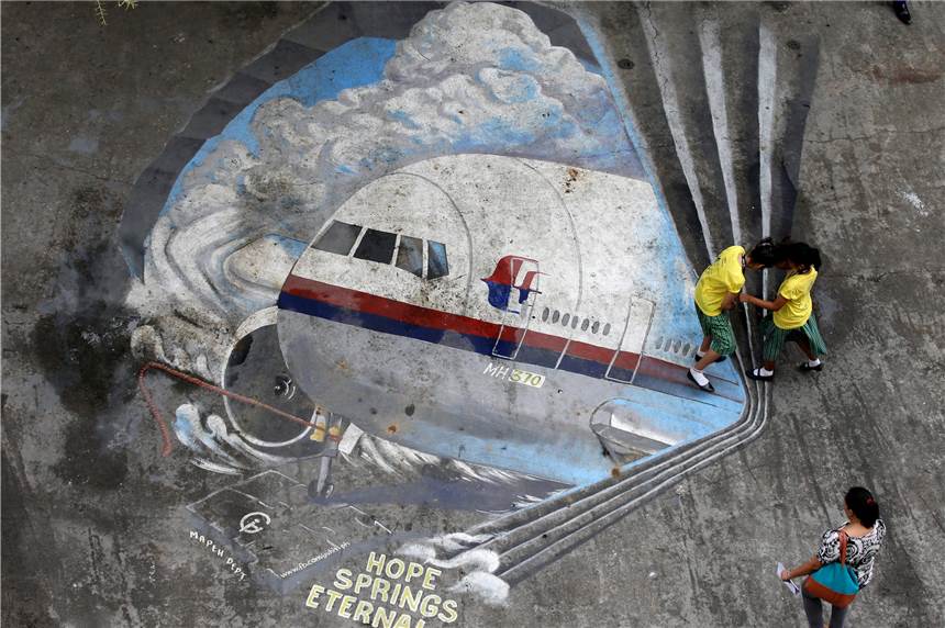 Flugzeugabsturz mit 239 Toten: Durchbruch bei der Suche nach Flug MH 370? Ein Bild des verschwundenen Malaysia-Airlines-Fliegers MH370 ist auf einem Schulhof auf den Philippinen zu sehen.
