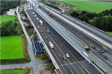 Ein Bild einer Drohne zeigt die Liedbachtalbrücke an der A1 in Unna. Der Blick geht Richtung Süden. Links im Bild ist der im Oktober 2024 fertig gestellte Neubau.