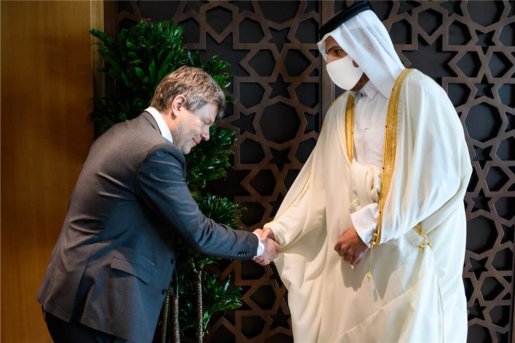 Jahresrückblick 2022: Ein Krieg erschüttert Europa und stellt Solidarität auf die Probe Bundeswirtschaftsminister Robert Habeck verneigt sich in Doha vor Scheich Mohammed bin Hamad Al Thani, um mit ihm über mögliche Energieimporte aus den Golf-Staaten zu sprechen.