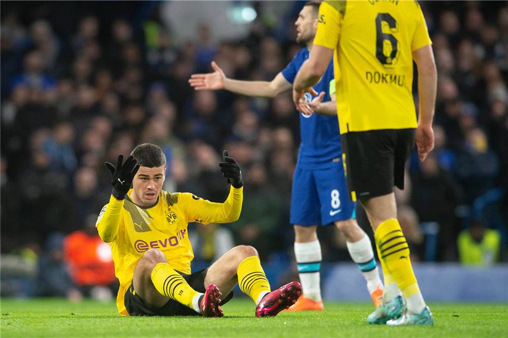 BVB-Juwel Giovanni Reyna nach enttäuschendem Auftritt in Chelsea: Die Euphorie ist verfolgen Giovanni Reyna sitzt auf dem Rasen.