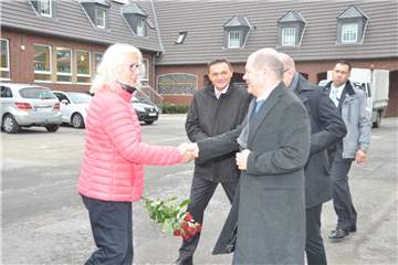 Ein Bild mit Symbolkraft: SPD-Ratsvertreterin Petra Schröer begrüßte den Hamburger Bürgermeister Olaf Scholz 2017 bei dessen Besuch in Capelle mit Blumen. Blumen bekam Scholz auch am Mittwoch, 8. Dezember, nachdem er zum Bundeskanzler gewählt worden war.