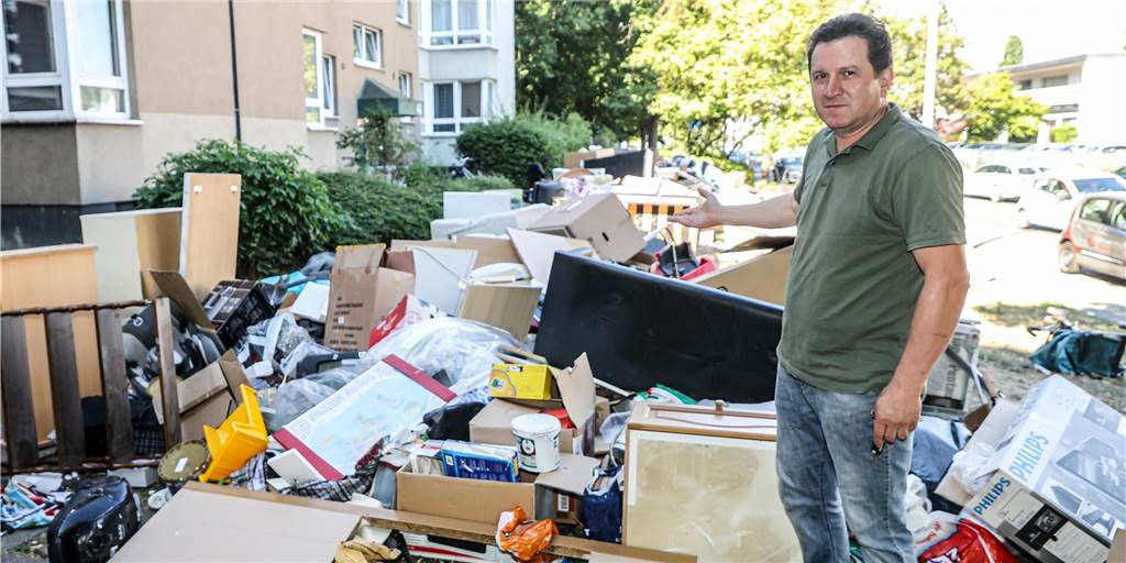 Kostenlose Sperrmüll-Sammlung: Kommt nach dem Ärger nun eine Pause? Ein Bild vom 13.8.: Ein Anwohner in Scharnhorst zeigt nach der Premiere der Gratis-Sperrmüllsammlung das Chaos im Umfeld seiner Wohnung.