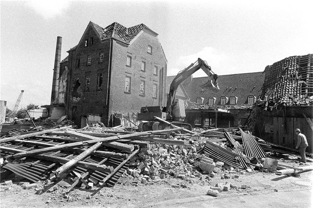 Ein Bild vom Abriss der alten Brennerei Kreutzkamp.