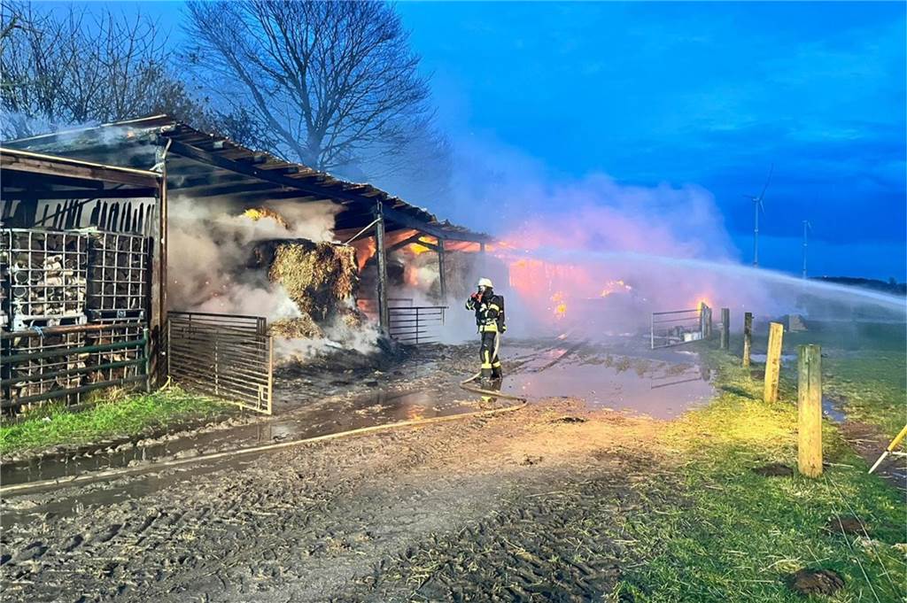 Nach Brand auf dem Pferdehof: Wehr und THW arbeiten Hand in Hand Ein Bild vom Donnerstagabend: Das Stroh- und Heulager steht in Flammen.