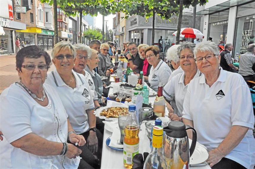 Ein Bild vom Stadtpicknick im letzten Jahr: Hier lässt es sich die Frauenturngruppe des VfB Lünen gut gehen.