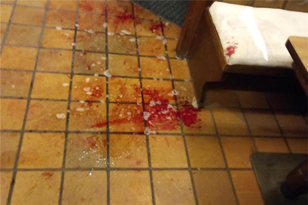 Kneipenstreit: Opfer will freigesprochenen „Gesichtsschlitzer“ verklagen Ein Bild vom Tatort: Blut auf dem Boden der Kneipe in Recklinghausen-Süd.