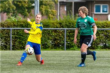Ein Bild vom Vorsonntag: Lisa-Marie Beuting (l, SpVgg) setzt sich gegen Susanne Eing (Legden) durch. 