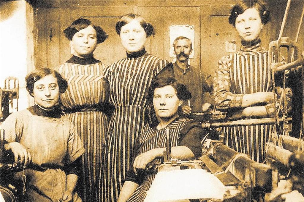 Einkaufen, Wohnen: Chronik der Industriebrache Bierbaum-Gelände Textilarbeiterinnen im Jahr 1925