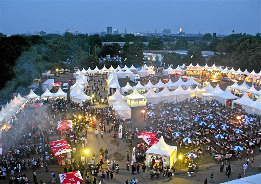 Darum kehrt das Festi Ramazan in die Nordstadt zurück Ein Bild von 2012: So sah das Festi Ramazani auf dem Festplatz Ebertstraße aus. 2017 wird es wieder dort stattfinden, 90 Stände sollen dann für einen Monat aufgestellt werden.