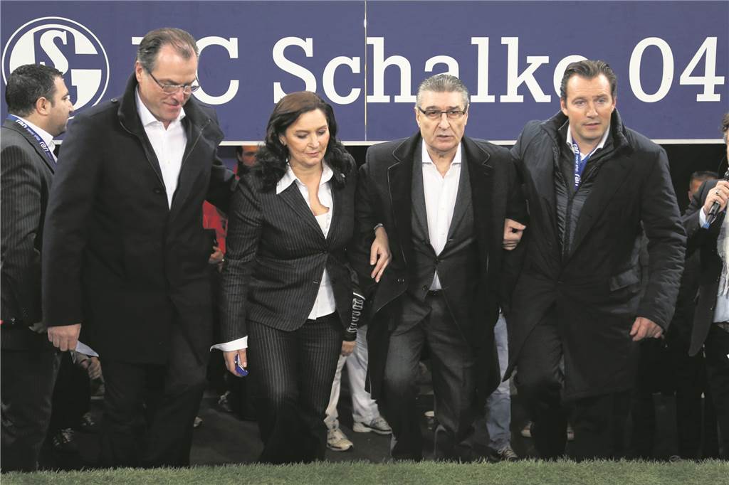 Assauer-Tochter aus Herten zum drohenden Haftbefehl: „Gehe nicht ins Gefängnis“ Ein Bild von 2013: Clemens Tönnies (l.), damaliger Aufsichtsratsvorsitzender des FC Schalke 04, Schalkes ehemaliger Manager Rudi Assauer (2.v.r.), seine Tochter Bettina Michel (2.v.l.) sowie der Ex-Spieler von Schalke 04, Marc Wilmots (r) betreten das Spielfeld vor dem „Jahrhundertspiel“ Deutschland - Türkei in der Arena.