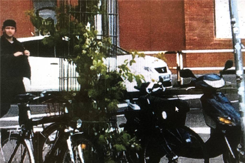 Und der Staat sah zu - der Fall Anis Amri und seine Kontakte nach Dortmund Ein Bild von Amri aus der Polizeiüberwachung. Entstanden ist diese Aufnahme im April 2016 in Berlin.