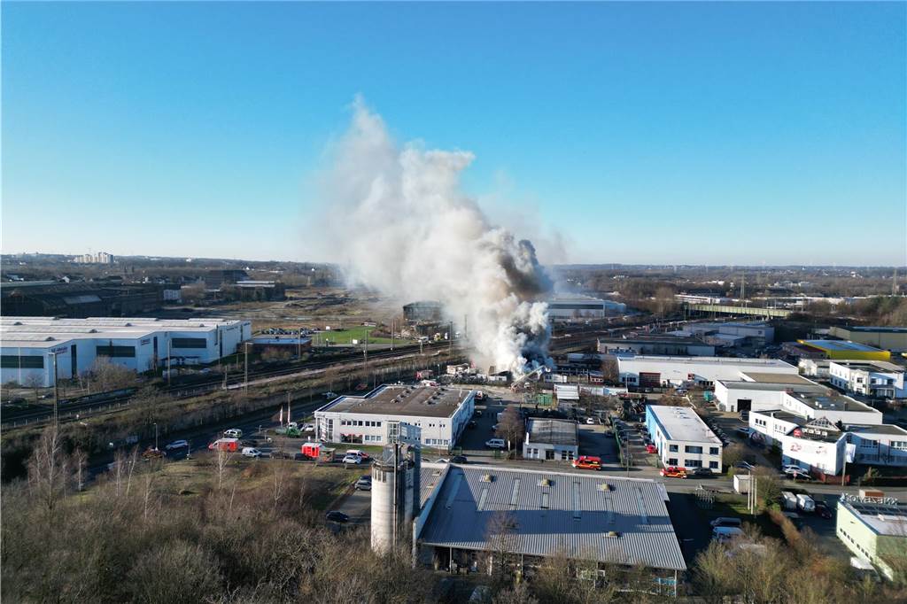 Großbrand in Dortmund: Löscharbeiten dauerten Stunden - Halle stürzte ein Ein Bild von der Rauchwolke, die über Dortmund zu sehen war.
