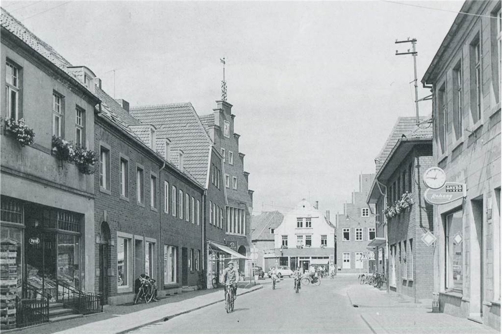 Vreden: Wo Familien einiges geboten wird, aber das Wohnen immer teurer wird Ein Bild von der Wassermühlenstraße in den 196er-Jahren.