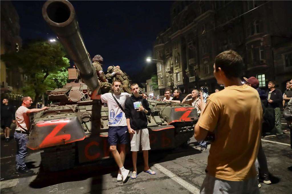 „In Rostow haben alle Angst“: Klaus Wegener hatte Kontakt in Partnerstadt Ein Bild von Samstagabend aus Rostow am Don: Soldaten der Wagner-Gruppe sitzen auf einem Panzer, während Zivilisten für ein Bild posieren, bevor sie die Stadt verlassen.