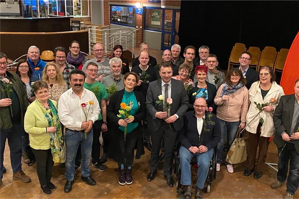 Jennifer Schug: „Einige in der SPD haben gegen mich gearbeitet!“ Ein Bild von trügerischer Einigkeit: Bei ihrer Nominierung der Bürgermeisterkandidatin stimmten Ende Februar ein Drittel der Delegierten gegen Jennifer Schug (M.).