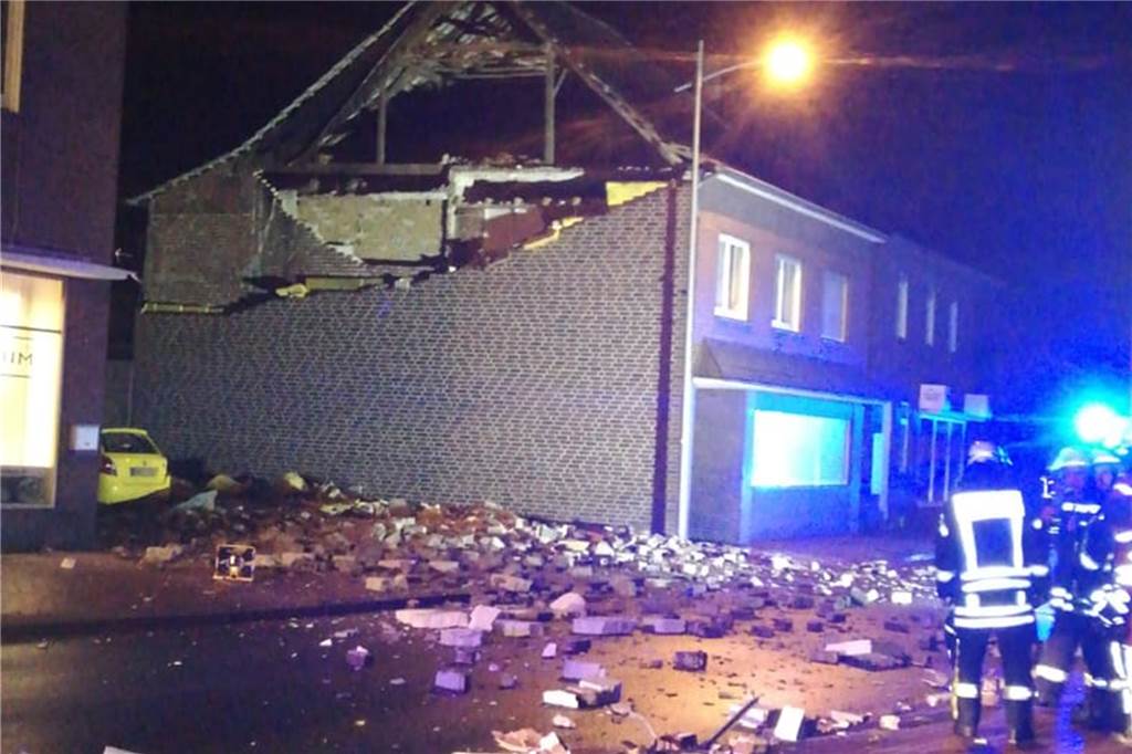 Mit spektakulären Videos: Unglücks-Haus in Heek wird nach massiven Sturmschäden abgerissen Ein Bild wie auf einem Schlachtfeld bot sich den Einsatzkräften am Sonntagabend gegen 20.30 Uhr vor dem Unglücks-Haus.