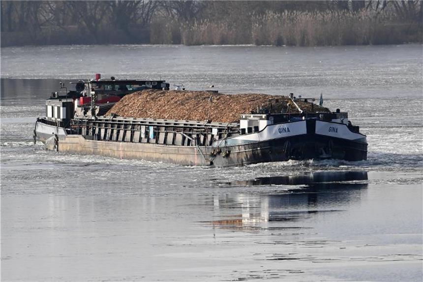 Mehr Güter auf Flüssen in Deutschland befördert Ein Binnenschiff fährt auf der Havel nahe Brandenburg/Havel. Foto: Ralf Hirschberger
