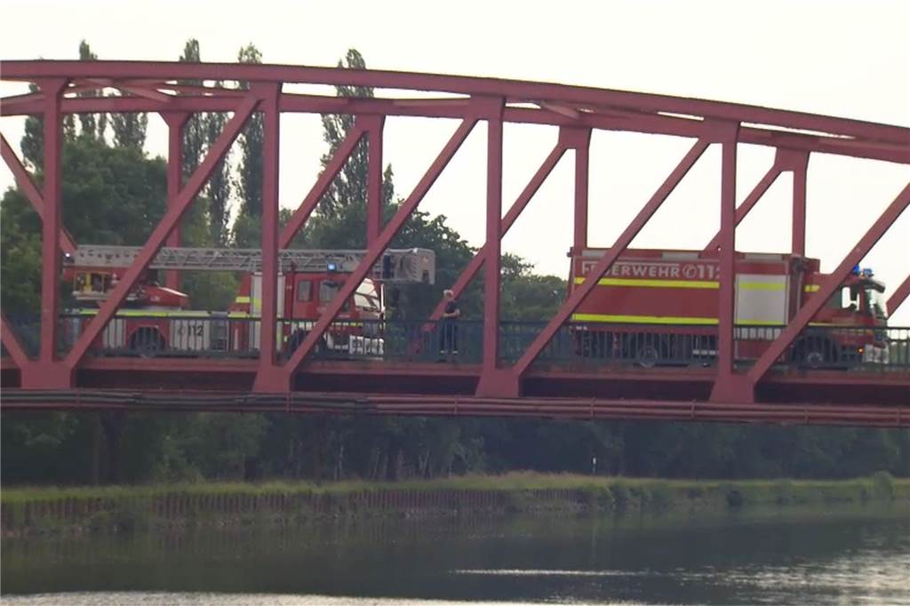 Unfall auf dem Rhein-Herne-Kanal: Binnenschiff „Hunter“ bei Castrop-Rauxel leck geschlagen Feuerwehrkräfte postierten sich am Donnerstagnachmittag auf der Westring-Brücke in Bladenhorst. Unterhalb gab es einen Schiffsunfall.