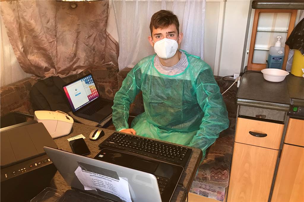 Teststelle mit Urlaubsgefühl: Getestet wird an der Wohnwagentür An bisschen antik, aber dafür warm: Paul Droste, einer der Betreiber der Teststelle, kann seinen PC nun im Wohnwagen aufklappen.