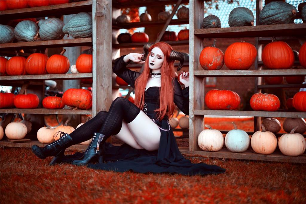 Landhof Hawig wird im Herbst zum Paradies für Cosplayer Ein bisschen ausgefallener wurde es aber trotzdem: Beim letzten Kostüm hat die 28-Jährige große Hörner getragen.