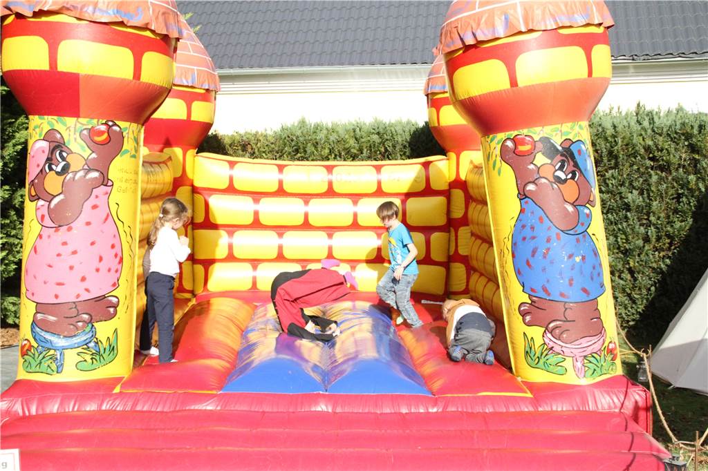 Ein bisschen Moderne gab es im Kinderbereich dann doch, wobei natürlich eine (Hüpf)burg dann doch ganz gut zum Mittelalter passt.