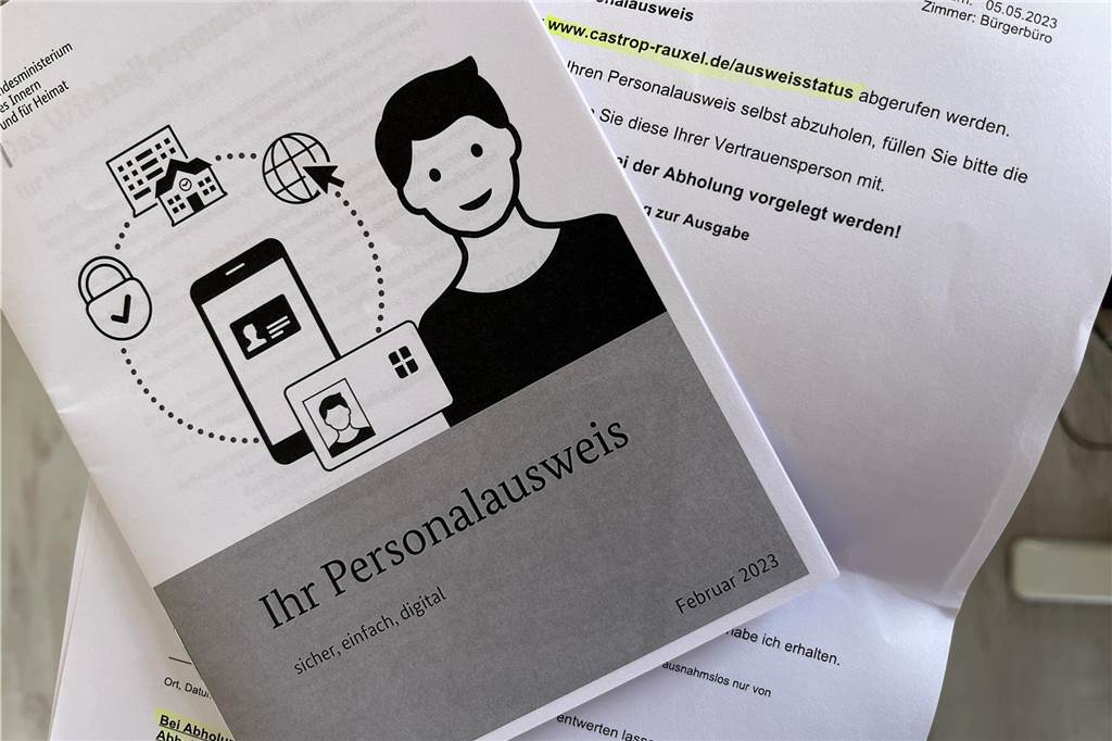 So einfach kann man online einen neuen Personalausweis beatragen Ein bisschen Papier gibt es trotz Digitalisierung dann doch. Eine Broschüre erklärt, wie man die verschiedenen Funktionen des Personalausweises nutzen kann und es gibt ein Infoblatt zur Abholung.