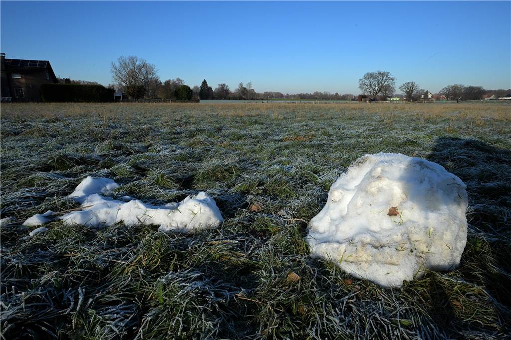 Ein bisschen Schnee ist noch liegen geblieben auf einem Feld zwischen Selm und Bork.