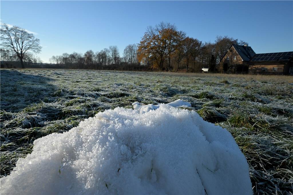 Ein bisschen Schnee ist noch liegen geblieben auf einem Feld zwischen Selm und Bork.