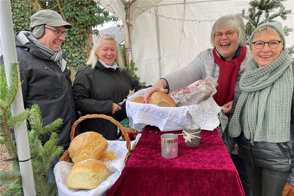 Adventsmarkt in Langern: Nikolaus verteilt so viele Tüten wie noch nie Mechthild Ortman (v. r.) und Marika Holz haben ihren Spaß beim Verkauf ihrer selbstgebackenen Brote.
