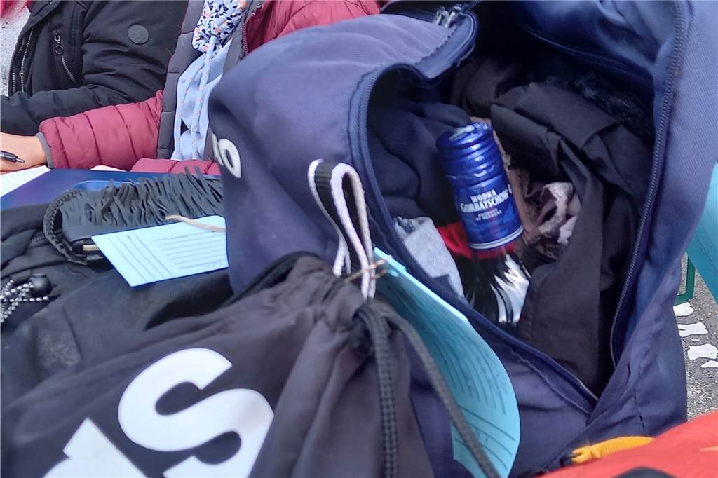 Ehering, Wodkaflasche und plattes Rad: Stadt Selm versteigert Fundsachen Blauer Rucksack gefüllt mit Wodka-Flasche und Damenunterwäsche.