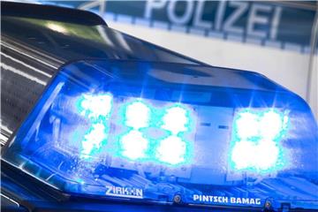 Ein Blaulicht auf dem Dach eines Polizeiwagens. Foto: Friso Gentsch/Symbolbild
